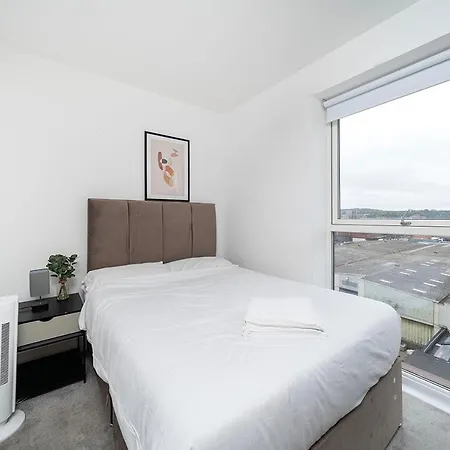 Apartment Deluxe Double Bed In Shared Near Canary Wharf, Airport & O2 Arena With Thames View London