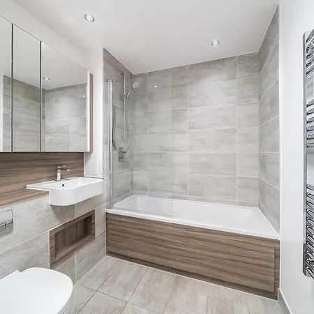 Deluxe Double Bed In Shared Near Canary Wharf, Airport & O2 Arena With Thames View Apartament *