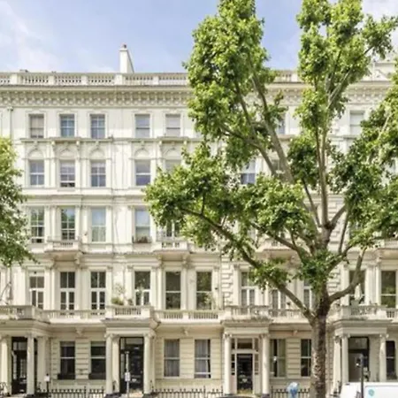 Three Bedroom Flat In South Kensington * London