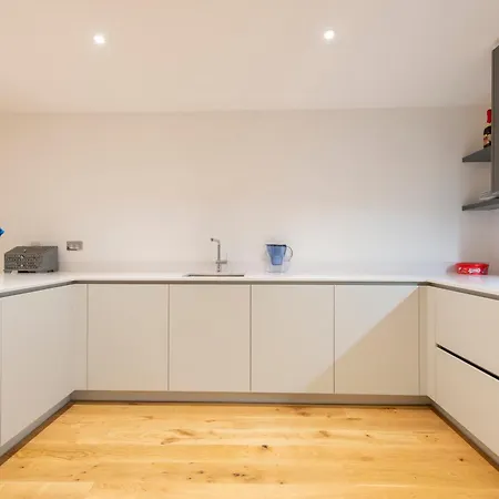 Exquisite 3br Duplex Air-con& Amenities