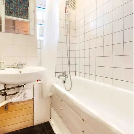 For Solo Travellers In Euston Homestay