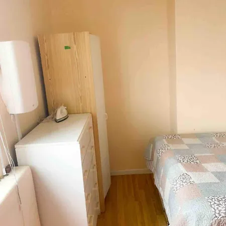 Homestay For Solo Travellers In Euston *