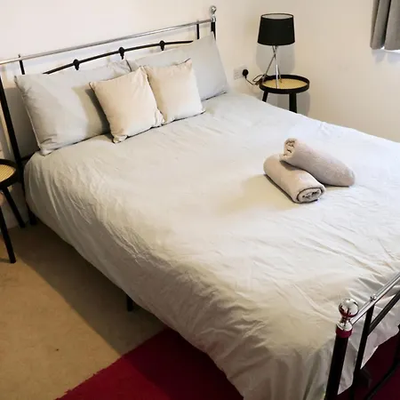 Modern 2 Bed Close To Station Apartment