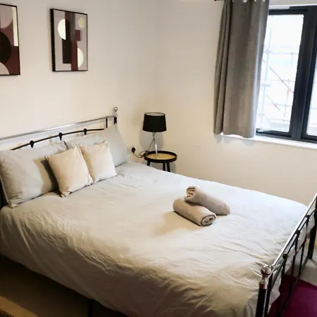 Modern 2 Bed Close To Station Apartment
