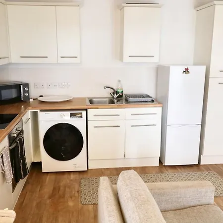 Modern 2 Bed Close To Station Apartment *