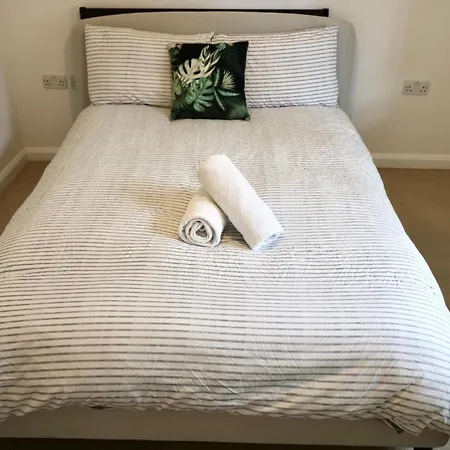 Modern 2 Bed Close To Station Apartment London
