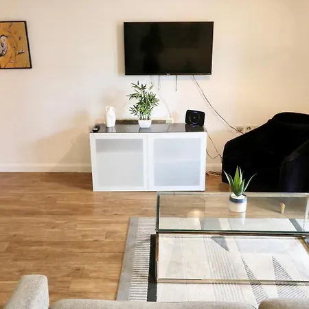 Modern 2 Bed Close To Station Apartment