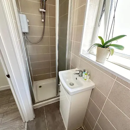 Three Bedroom Near Central * London