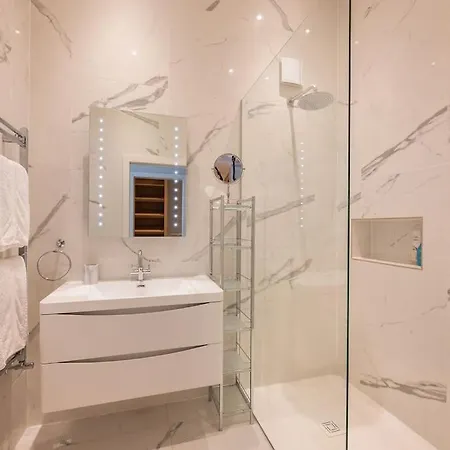 Apartment Presidential With 14ft High Ceilings & Private Elevator *