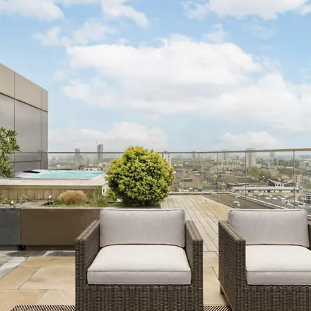 Stunning Duplex Penthouse Over 2200 Sq Ft Sleeps 8 With Jacuzzi Rooftop Views Of The City * London