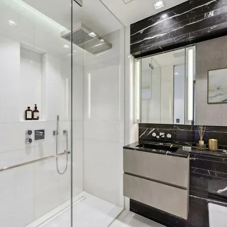 Apartment Stunning Duplex Penthouse Over 2200 Sq Ft Sleeps 8 With Jacuzzi Rooftop Views Of The City London