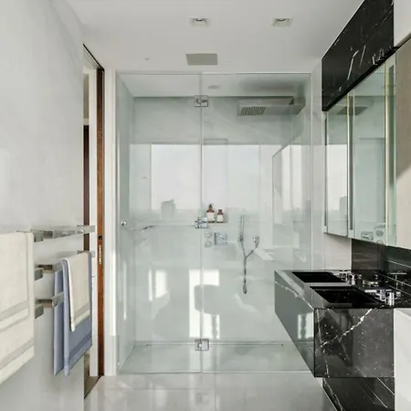 Stunning Duplex Penthouse Over 2200 Sq Ft Sleeps 8 With Jacuzzi Rooftop Views Of The City * London