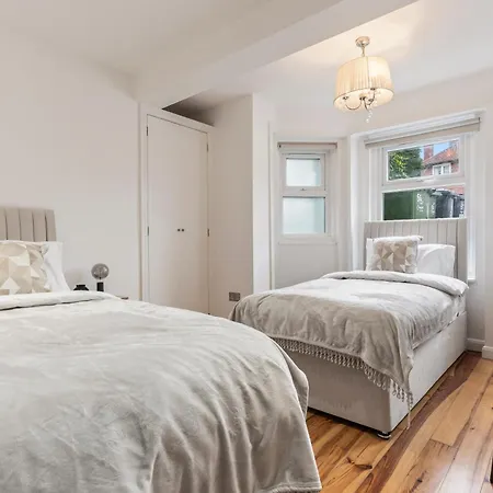 דירה Charming 2-bed Flat With Garden In לונדון