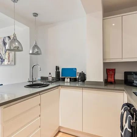 Charming 2-bed Flat With Garden In לונדון