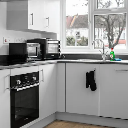 En-suite In Near Wembley Stadium Apartment London