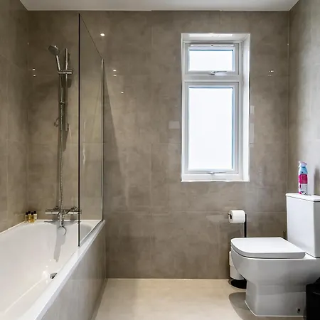 En-suite In Near Wembley Stadium Apartment London