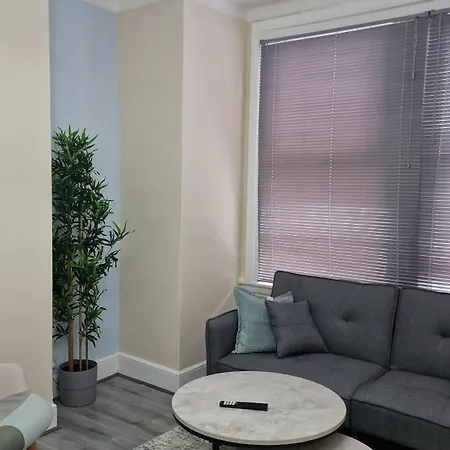 Apartment New With Large Garden London