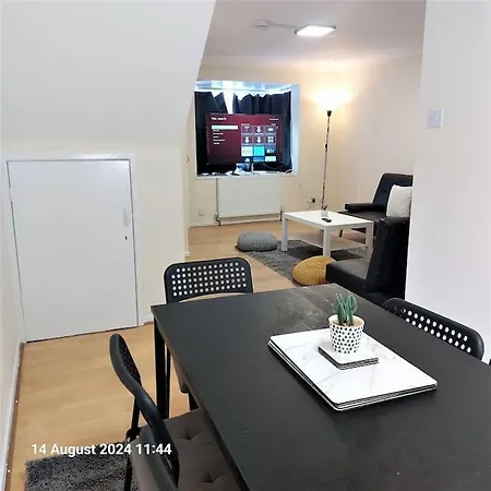 3 Bedroom House In Beckton