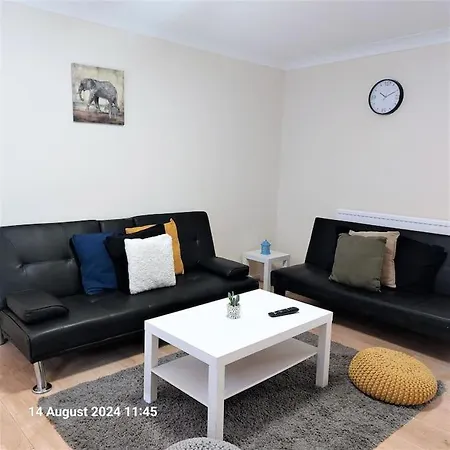 3 Bedroom House In Beckton Holiday home London