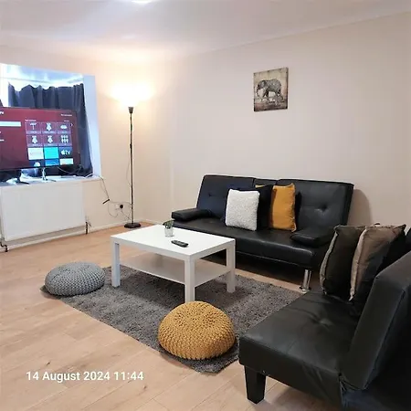 3 Bedroom House In Beckton