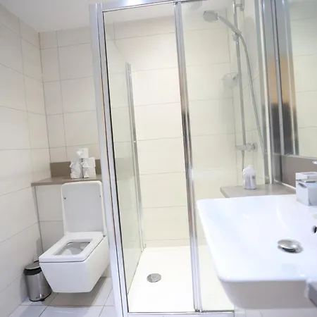 Apartment Spacious 3-story Retreat With Rooftop Terrace And Modern Amenities *