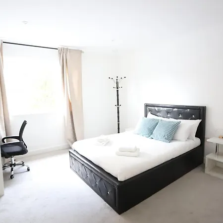 Apartment Spacious 3-story Retreat With Rooftop Terrace And Modern Amenities London