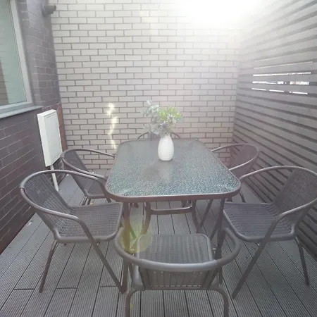 Spacious 3-story Retreat With Rooftop Terrace And Modern Amenities London