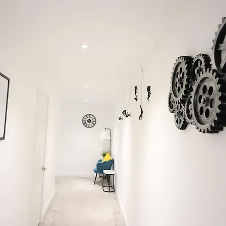 Spacious 3-story Retreat With Rooftop Terrace And Modern Amenities Apartment