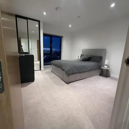 Luxurious 2 Bed Apartment *