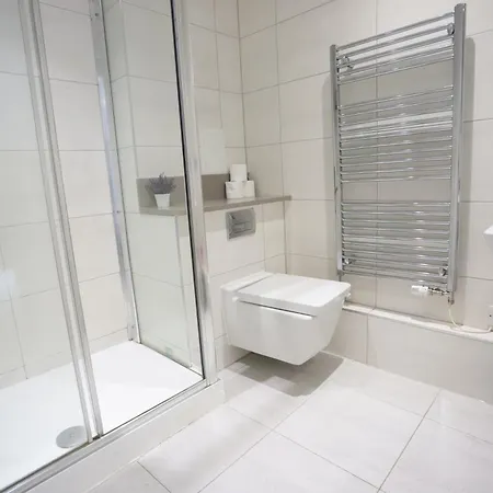 Apartment Spacious 3-story Retreat With Rooftop Terrace And Modern Amenities London
