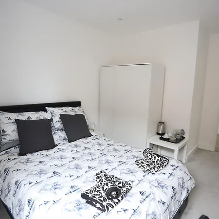 Spacious 3-story Retreat With Rooftop Terrace And Modern Amenities Apartment