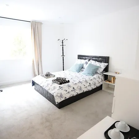 Apartment Spacious 3-story Retreat With Rooftop Terrace And Modern Amenities
