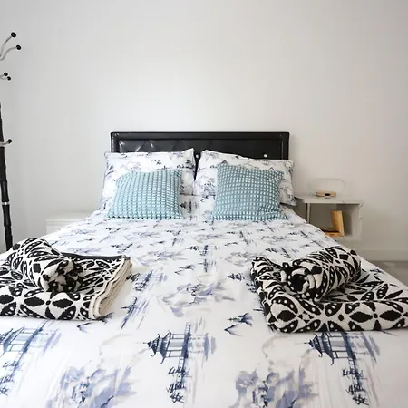 Apartment Spacious 3-story Retreat With Rooftop Terrace And Modern Amenities *
