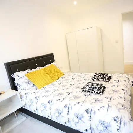Spacious 3-story Retreat With Rooftop Terrace And Modern Amenities * London