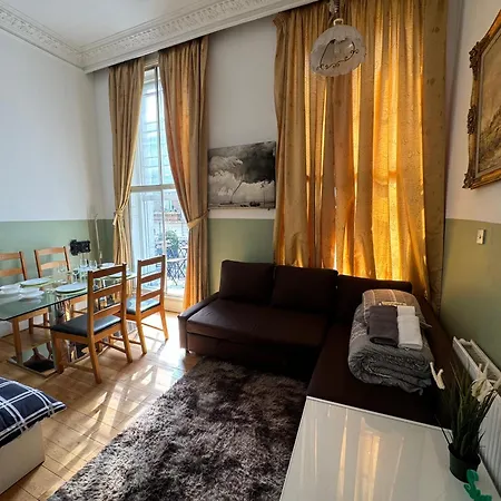 And Affordable Flat For 6 People In Zone 1 - Baker Street - With Breakfast Included Apartment