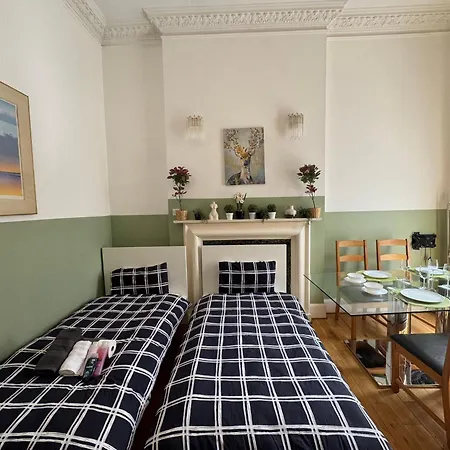 And Affordable Flat For 6 People In Zone 1 - Baker Street - With Breakfast Included * London
