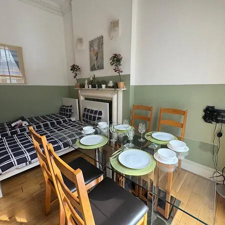 And Affordable Flat For 6 People In Zone 1 - Baker Street - With Breakfast Included London
