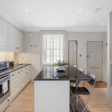 Stunning Knightsbridge 2bed Flat! London