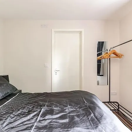 Beautiful Flat In Morden Near Wimbledon *