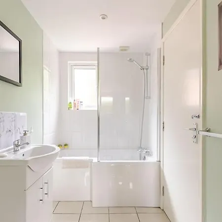 Beautiful Flat In Morden Near Wimbledon Apartment
