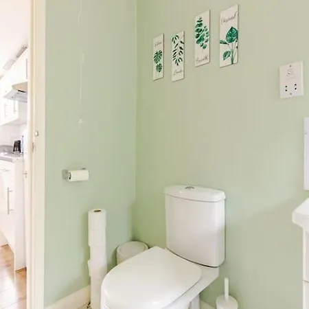 Beautiful Flat In Morden Near Wimbledon *