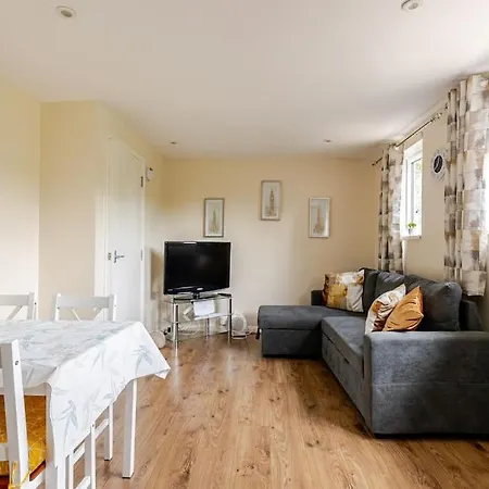 Beautiful Flat In Morden Near Wimbledon *