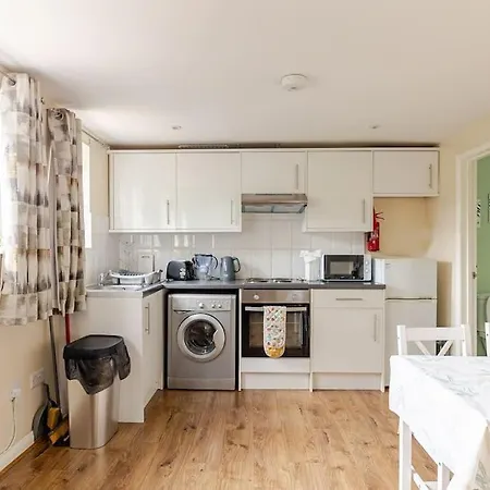 Beautiful Flat In Morden Near Wimbledon Apartment