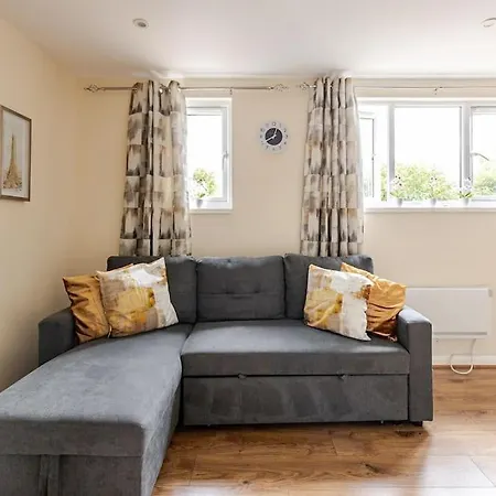 Beautiful Flat In Morden Near Wimbledon Apartment *