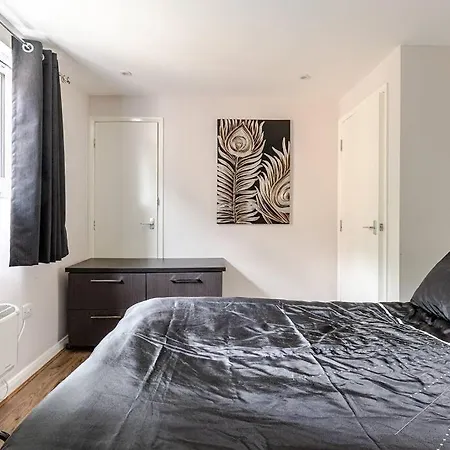 Beautiful Flat In Morden Near Wimbledon *