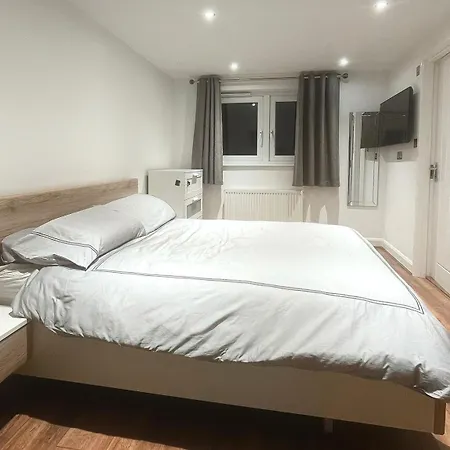 Spacious Private In Vibrant South London Homestay