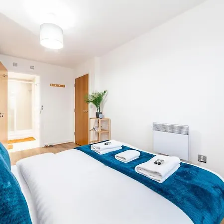 Modern 3 Beds 2 Bath Flat - Parking & Sleeps 6 Apartment *