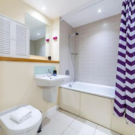 Modern 3 Beds 2 Bath Flat - Parking & Sleeps 6
