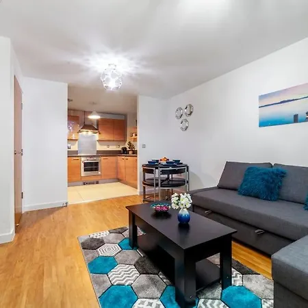 Modern 3 Beds 2 Bath Flat - Parking & Sleeps 6 Apartment London