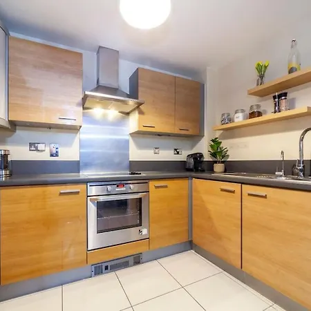 Modern 3 Beds 2 Bath Flat - Parking & Sleeps 6 Apartment